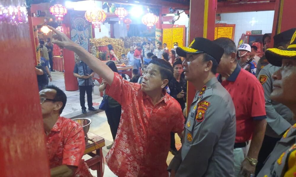 Kapolda Sumsel turun langsung mengecek pengamanan di klenteng guna memastikan umat Tionghoa dapat merayakan Imlek 2026 dengan aman dan nyaman.