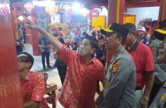 Kapolda Sumsel turun langsung mengecek pengamanan di klenteng guna memastikan umat Tionghoa dapat merayakan Imlek 2026 dengan aman dan nyaman.