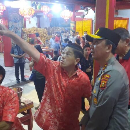 Pastikan Malam Imlek Aman, Kapolda Sumsel Tinjau Pengamanan Sejumlah Klenteng di Palembang Kapolda Sumsel turun langsung mengecek pengamanan di klenteng guna memastikan umat Tionghoa dapat merayakan Imlek 2026 dengan aman dan nyaman.