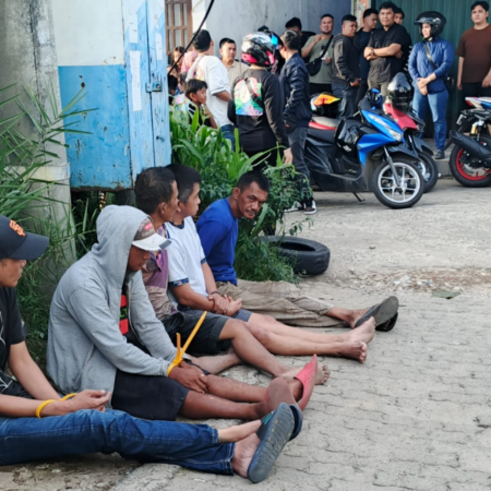 Tim Gabungan Gerebek Kampung Narkoba di Palembang, 5 Orang Ditangkap, Polisi Dilempar Air dan Batu Tim Gabungan Gerebek Kampung Narkoba di Palembang, 5 Orang Ditangkap, Polisi Dilempar Air dan Batu