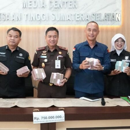 Harnojoyo Kembalikan Uang Korupsi Pasar Cinde Rp750 Juta ke Kejati Sumsel Harnojoyo Kembalikan Uang Korupsi Pasar Cinde Rp750 Juta ke Kejati Sumsel