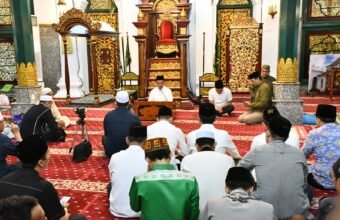 Kakanwil Kemenag Sumsel Sampaikan Tausiyah Jelang Berbuka Puasa di Masjid Agung Palembang