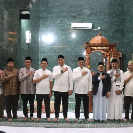 Kapolda Sandi Tekankan Stabilitas Kamtibmas dalam Safari Ramadan di DPRD Sumsel Kapolda Sandi Tekankan Stabilitas Kamtibmas dalam Safari Ramadan di DPRD Sumsel