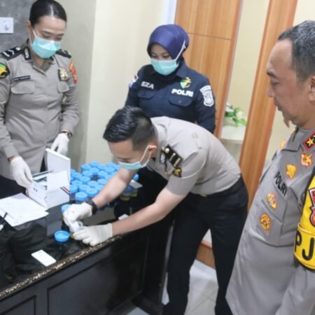 Kapolda Sumsel Pimpin Tes Urine Mendadak Pejabat Internal, Pastikan Integritas Personel Bebas Narkoba Kapolda Sumsel Pimpin Tes Urine Mendadak Massal Internal, Pastikan Integritas Personel Bebas Narkoba