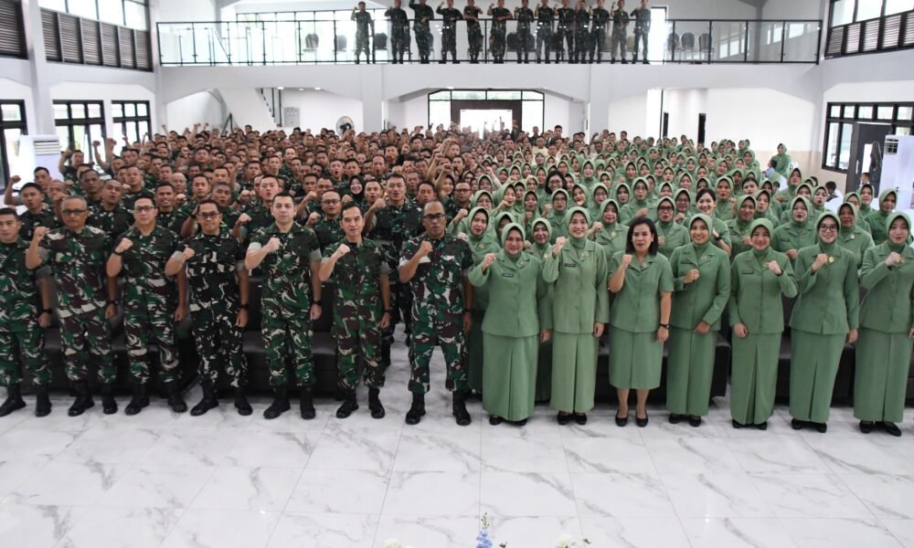 Menjelang pelaksanaan serah terima jabatan (Sertijab), Komandan Korem (Danrem) 044/Gapo Brigjen TNI Adri Koesdyanto memberikan pengarahan