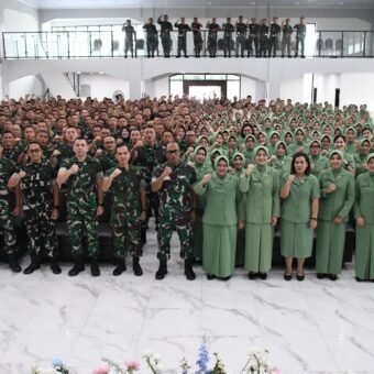 Menjelang pelaksanaan serah terima jabatan (Sertijab), Komandan Korem (Danrem) 044/Gapo Brigjen TNI Adri Koesdyanto memberikan pengarahan