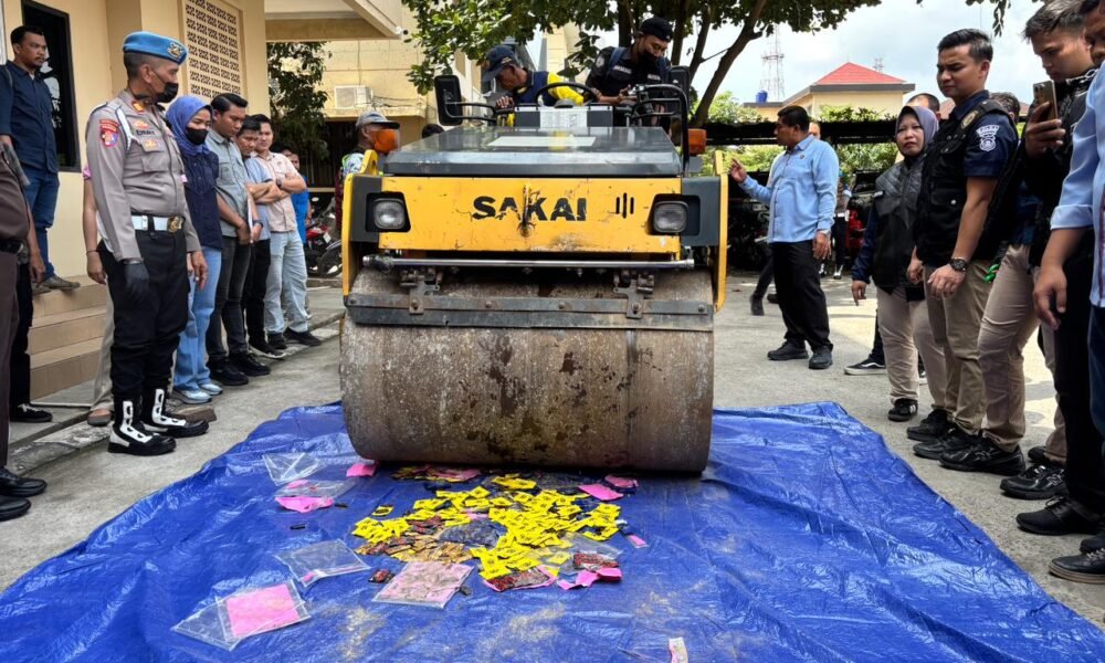 Polda Sumsel Hancurkan Narkoba Bernilai Miliaran Milik 27 Tersangka, Ada yang Dilindas Alat Berat