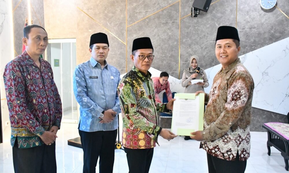 Lantik Sutrisno Jadi Pembimas Katolik, Kakanwil Kemenag Sumsel Tekankan Harmonisasi dan Sikap Moderat