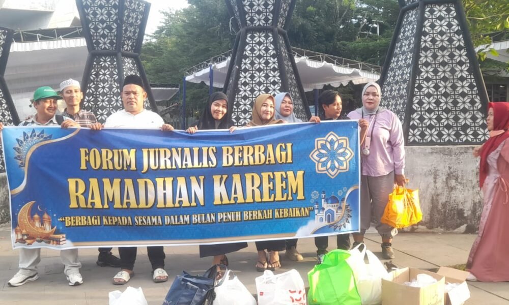 Manfaatkan Momen Ramadan, Forum Jurnalis Berbagi Bagikan Ratusan Takjil di Monpera