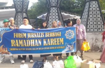 Manfaatkan Momen Ramadan, Forum Jurnalis Berbagi Bagikan Ratusan Takjil di Monpera