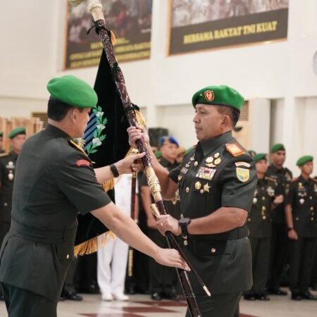 Kepemimpinan Korem 044/Gapo Resmi Berganti, dari Brigjen TNI Adri ke Brigjen TNI Khabib Kepemimpinan Korem 044/Gapo Resmi Berganti, dari Brigjen TNI Adri Koesdyanto ke Brigjen TNI Khabib Mahfud