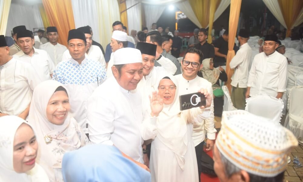 Safari Ramadan di Banyuasin, Herman Deru Serahkan Santunan Anak Yatim dan Soroti Infrastruktur hingga ODOL