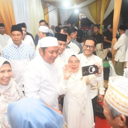 Safari Ramadan di Banyuasin, Herman Deru Soroti Infrastruktur hingga ODOL Safari Ramadan di Banyuasin, Herman Deru Serahkan Santunan Anak Yatim dan Soroti Infrastruktur hingga ODOL