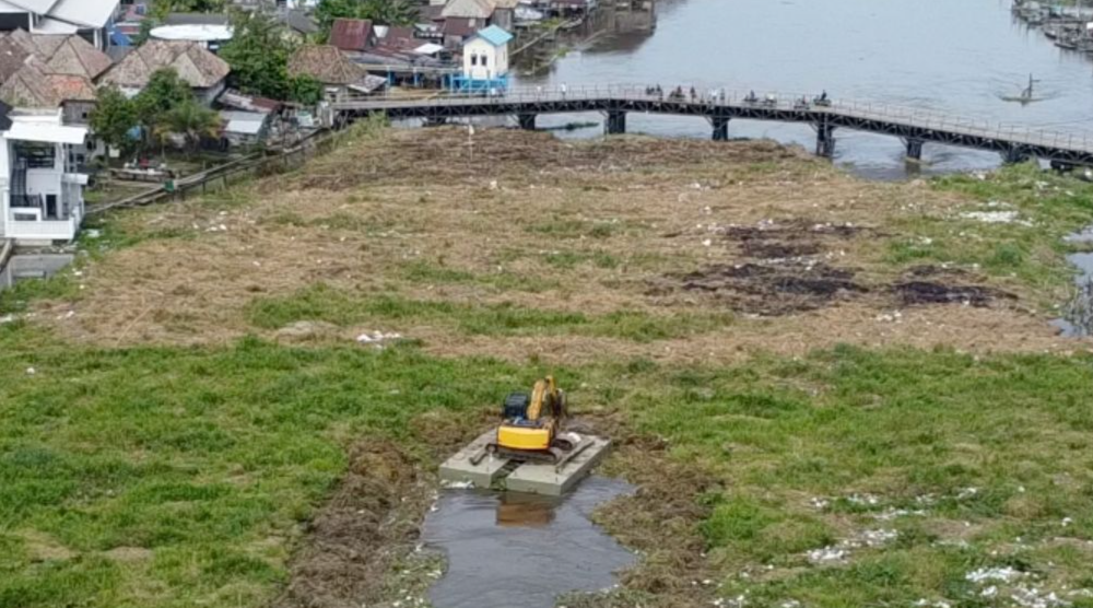 Turunkan Alat Berat, PUPR OKI Bersihkan Gulma di Jembatan Belanti