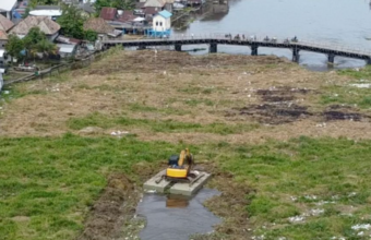 Turunkan Alat Berat, PUPR OKI Bersihkan Gulma di Jembatan Belanti