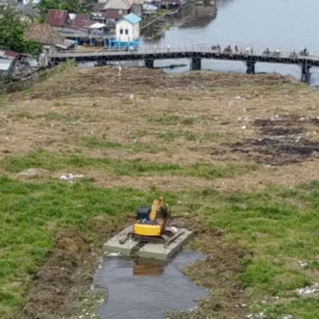 Turunkan Alat Berat, PUPR OKI Bersihkan Gulma yang Tutup Aliran Sungai Desa Belanti Turunkan Alat Berat, PUPR OKI Bersihkan Gulma di Jembatan Belanti