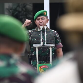 Pimpin Apel, Danrem 044/Gapo Sampaikan Pesan Kuat dalam Tekankan Disiplin dan Hindari Pelanggaran Pimpin Apel Perdana, Danrem 044/Gapo Sampaikan Pesan Kuat dalam Tekankan Disiplin dan Hindari Pelanggaran
