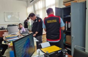 Tim penyidik Kejaksaan Negeri OKU Timur melakukan penggeledahan di Kantor PT Bank Sumsel Babel Cabang Pembantu Martapura terkait dugaan korupsi program FLPP 2024–2025, Selasa (3/3/2026).