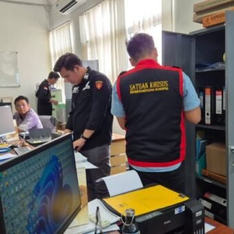 Tim penyidik Kejaksaan Negeri OKU Timur melakukan penggeledahan di Kantor PT Bank Sumsel Babel Cabang Pembantu Martapura terkait dugaan korupsi program FLPP 2024–2025, Selasa (3/3/2026).