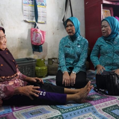 Jelang HUT HKG PKK, Feby Deru Berbagi Kebahagiaan dengan Warga Talang Kepuh Jelang HUT HKG PKK, Feby Deru Berbagi Kebahagiaan dengan Warga Talang Kepuh