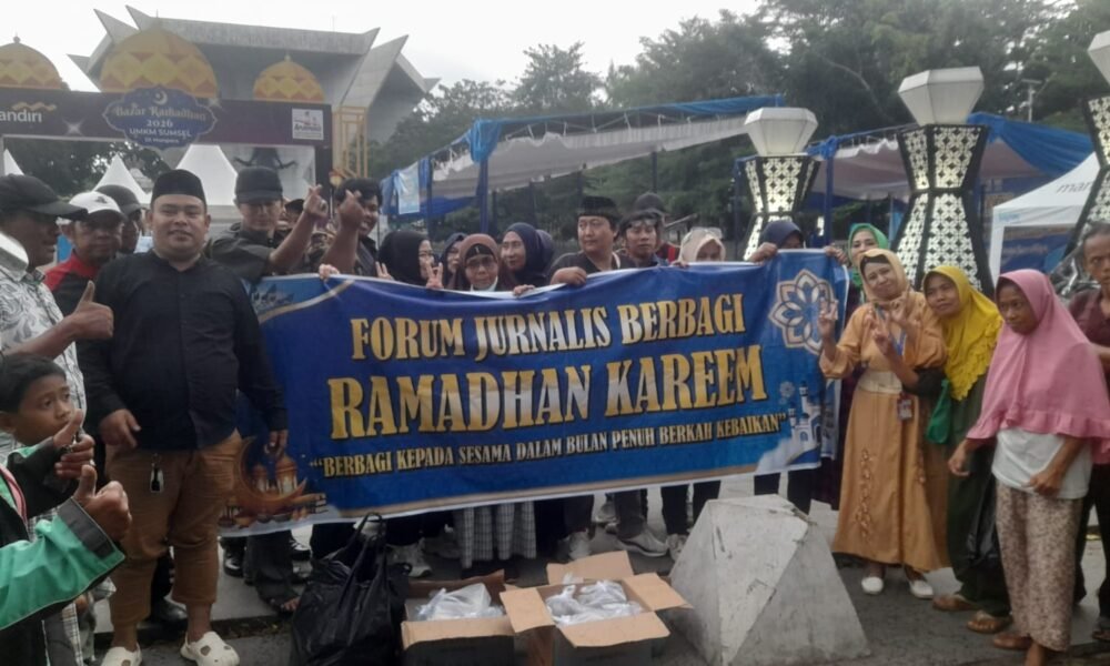 Diguyur Hujan, Forum Jurnalis Tetap Semangat Berbagi Takjil di Monpera