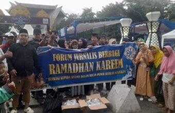 Diguyur Hujan, Forum Jurnalis Tetap Semangat Berbagi Takjil di Monpera