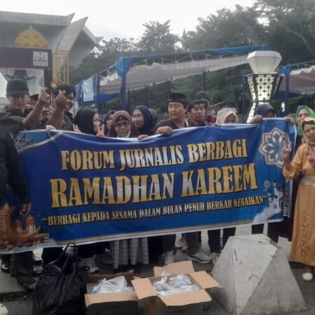 Diguyur Hujan, Forum Jurnalis Tetap Semangat Berbagi Takjil di Monpera Diguyur Hujan, Forum Jurnalis Tetap Semangat Berbagi Takjil di Monpera