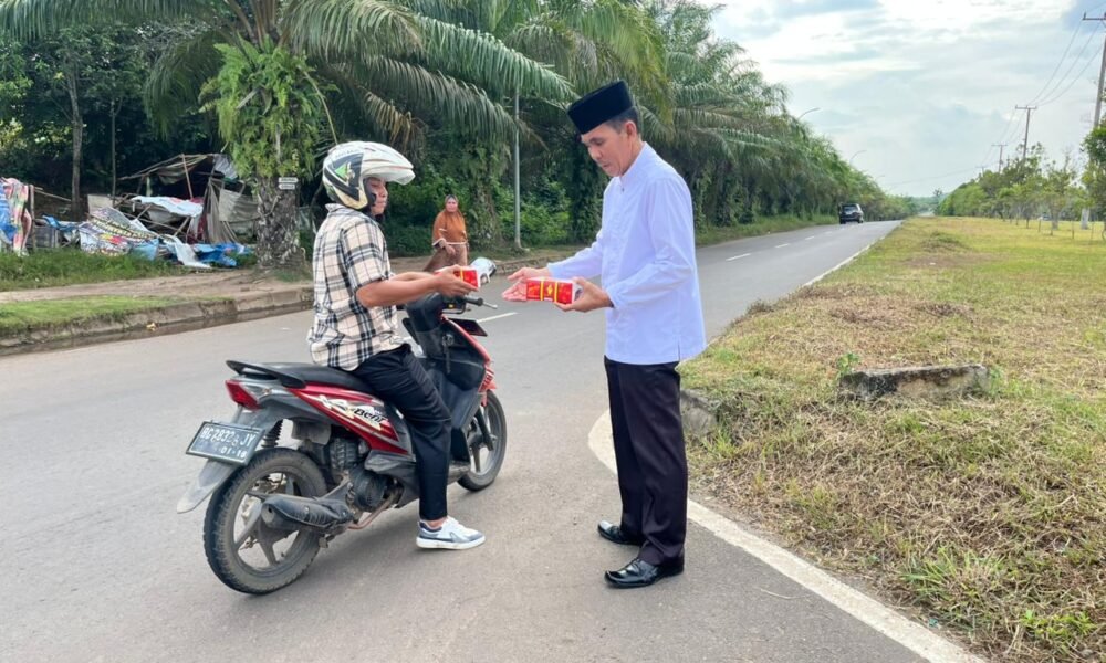 Jumat Berkah Bulan Ramadan, Lapas Banyuasin Bagikan Nasi Kotak kepada Pengendara dan Warga