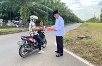 Jumat Berkah Bulan Ramadan, Lapas Banyuasin Bagikan Nasi Kotak kepada Pengendara dan Warga