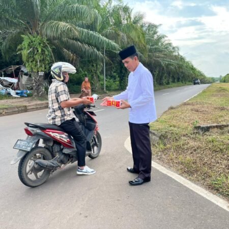 Jumat Berkah Bulan Ramadan, Lapas Banyuasin Bagikan Nasi Kotak kepada Pengendara dan Warga Jumat Berkah Bulan Ramadan, Lapas Banyuasin Bagikan Nasi Kotak kepada Pengendara dan Warga