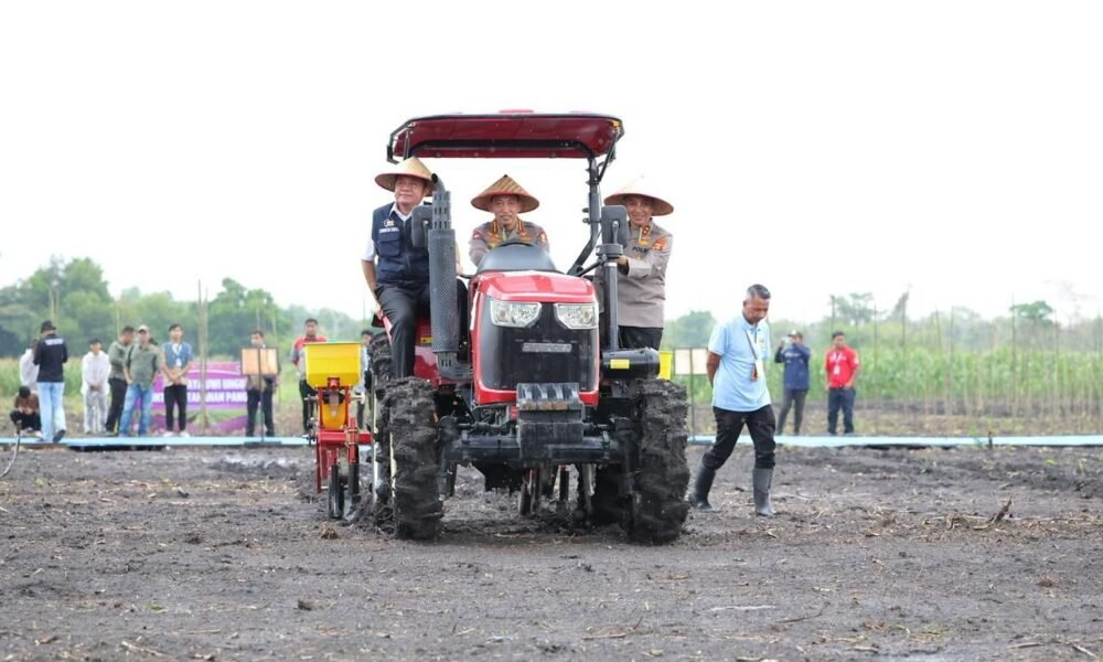 Herman Deru Dampingi Kapolri Tanam Jagung Serentak di Ogan Ilir, Perkuat Komitmen Swasembada Pangan