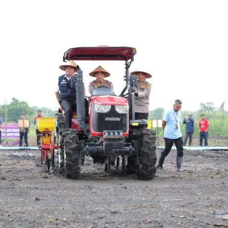Herman Deru Dampingi Kapolri Tanam Jagung Serentak di Ogan Ilir, Perkuat Komitmen Swasembada Pangan Herman Deru Dampingi Kapolri Tanam Jagung Serentak di Ogan Ilir, Perkuat Komitmen Swasembada Pangan