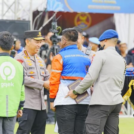 Ribuan Ojol dan Buruh di Palembang Deklarasi Jaga Kamtibmas Bersama Kapolri Ribuan Ojol dan Buruh di Palembang Deklarasi Jaga Kamtibmas Bersama Kapolri
