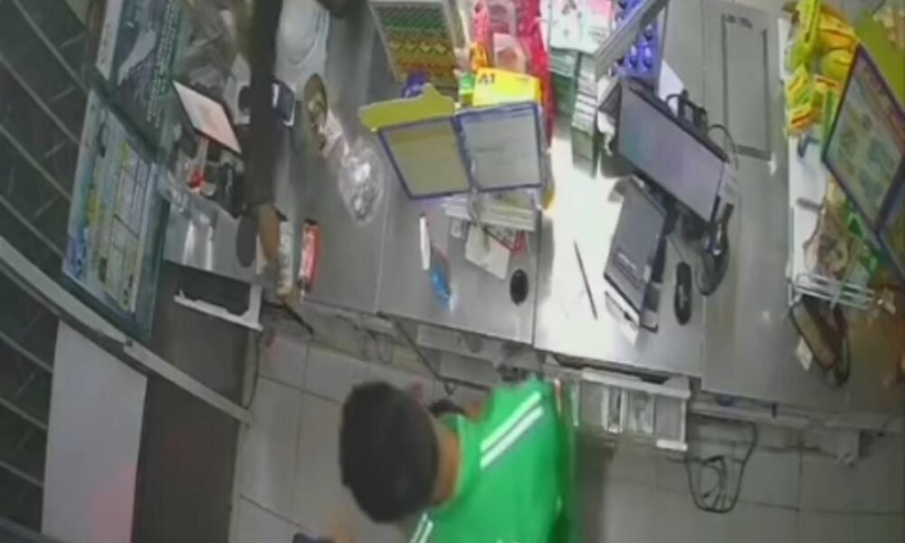 Pria Berjaket Ojol Rampok Indomaret di Palembang, Karyawan Ditodong Senpi, Bawa Kabur Uang