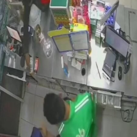Pria Berjaket Ojol Rampok Indomaret di Palembang, 2 Karyawan Ditodong Senpi, Bawa Kabur Uang Pria Berjaket Ojol Rampok Indomaret di Palembang, Karyawan Ditodong Senpi, Bawa Kabur Uang