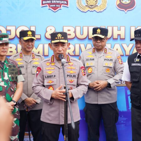 Pastikan Sumsel Kondusif, Pangdam II/Sriwijaya Hadiri Apel ‘Nyago Bumi Sriwijaya Aman Bae’ Pastikan Sumsel Kondusif, Pangdam II/Sriwijaya Hadiri Apel 'Nyago Bumi Sriwijaya Aman Bae'