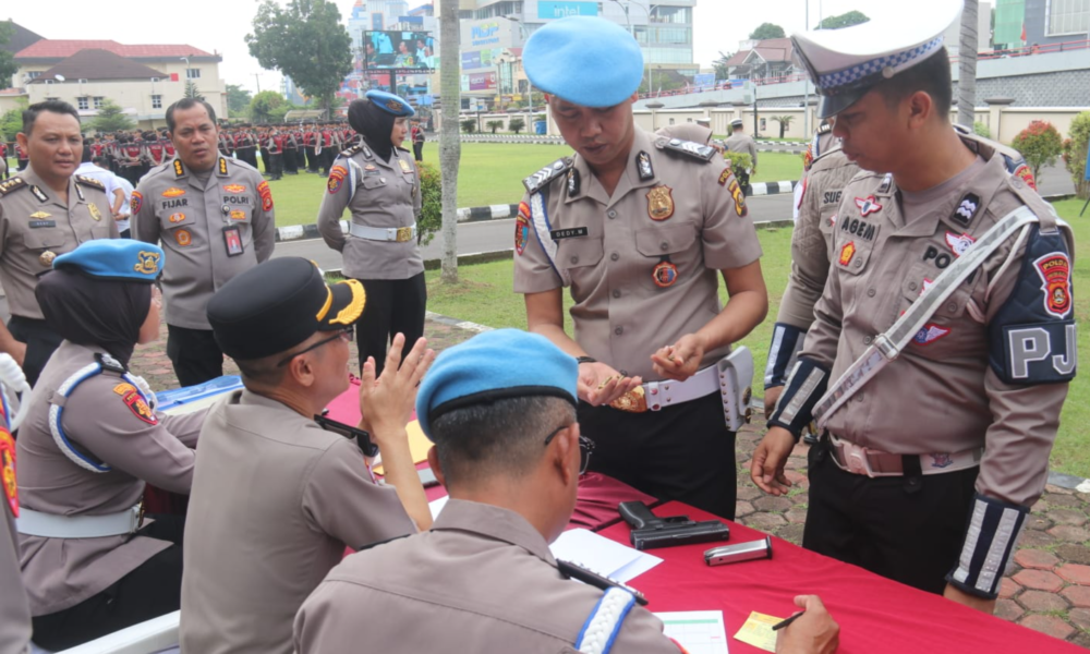 Disiplin Diperketat, Kapolda Sumsel Inspeksi Senpi Dinas Personel satt Apel Pagi