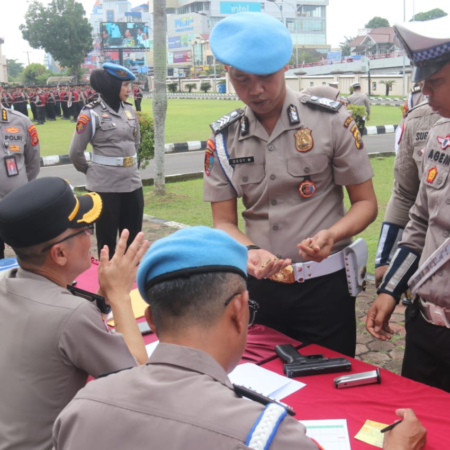Disiplin Diperketat, Kapolda Sumsel Inspeksi Senpi Dinas Personel Saat Apel Pagi Disiplin Diperketat, Kapolda Sumsel Inspeksi Senpi Dinas Personel satt Apel Pagi