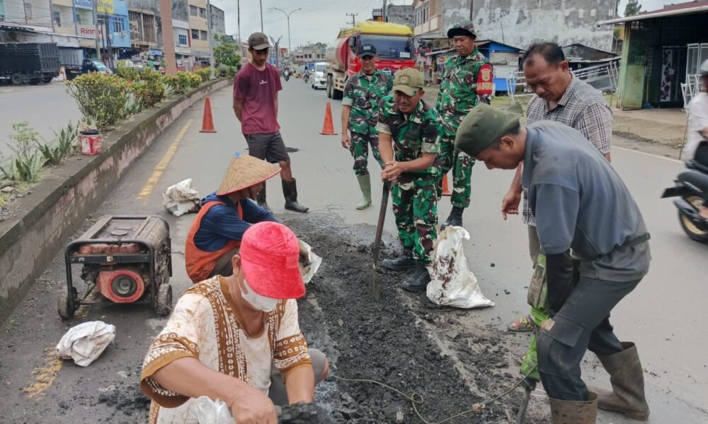 Dukung Kelancaran Arus Mudik Lebaran, Korem 044/Gapo Tambal Jalan Berlubang