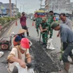 Dukung Kelancaran Arus Mudik Lebaran, Korem 044/Gapo Tambal Jalan Berlubang
