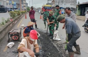 Dukung Kelancaran Arus Mudik Lebaran, Korem 044/Gapo Tambal Jalan Berlubang