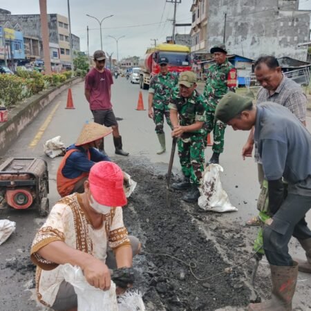 Dukung Kelancaran Arus Mudik Lebaran, Korem 044/Gapo Tambal Jalan Berlubang Dukung Kelancaran Arus Mudik Lebaran, Korem 044/Gapo Tambal Jalan Berlubang