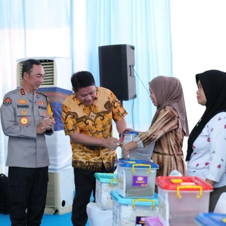 Jelang Lebaran Polri–Bulog Salurkan 135 Ton Beras di Sumsel Lewat Gerakan Pangan Murah Jelang Lebaran Polri–Bulog Salurkan 135 Ton Beras di Sumsel Lewat Gerakan Pangan Murah