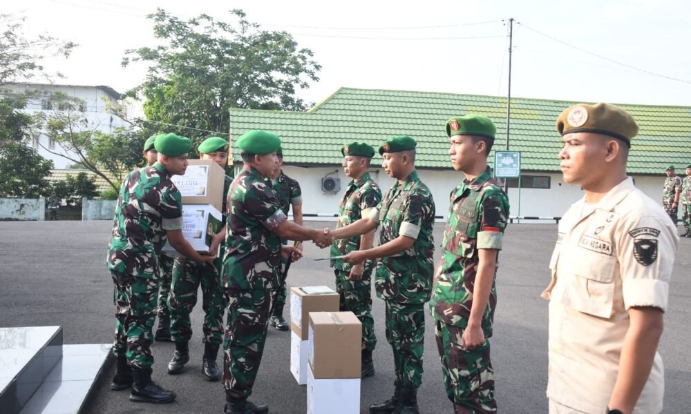 Sambut Idulfitri 1447 H, Korem 044/Gapo Bagikan Bingkisan Lebaran untuk Prajurit dan PNS