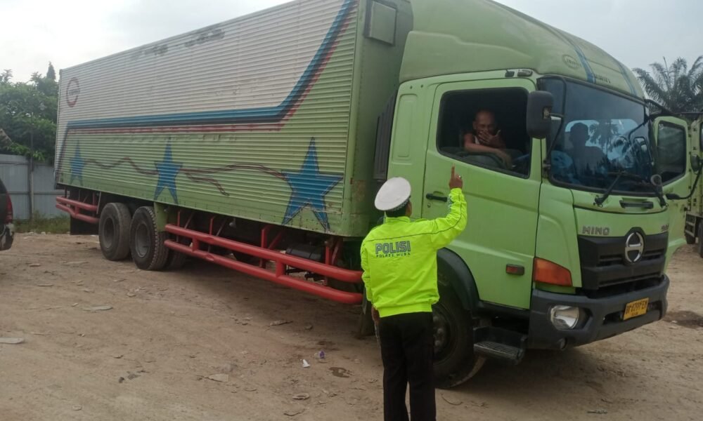 Urai Arus Mudik, Polda Sumsel Kantong Kendaraan Berat Sumbu Tiga di Perbatasan Muba-Jambi
