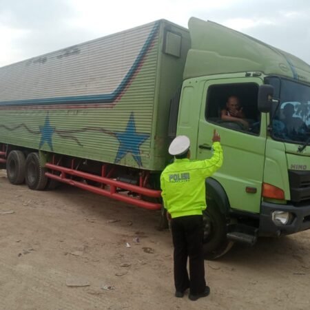 Urai Arus Mudik, Polda Sumsel Kantong Kendaraan Berat Sumbu Tiga di Perbatasan Muba-Jambi