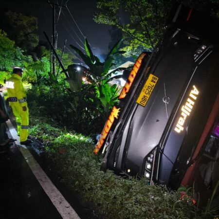 Bus Al-Hijrah Masuk Jurang di Lintas Sumatera Lahat, Satu Penumpang Pelajar Tewas Bus Al-Hijrah Masuk Jurang di Lintas Sumatera Lahat, 1 Penumpang Pelajar Tewas