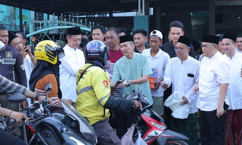 Wali Kota Ratu Dewa Bagikan Takjil Bersama Lazisnu PWNU Sumsel, Warga Antusias