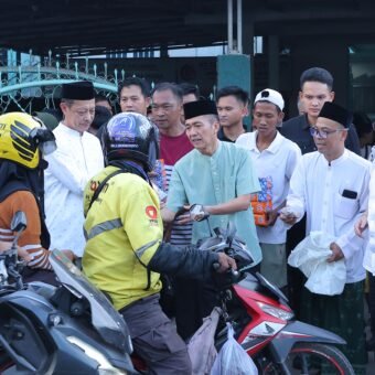 Wali Kota Ratu Dewa Bagikan Takjil Bersama Lazisnu PWNU Sumsel, Warga Antusias Wali Kota Ratu Dewa Bagikan Takjil Bersama Lazisnu PWNU Sumsel, Warga Antusias