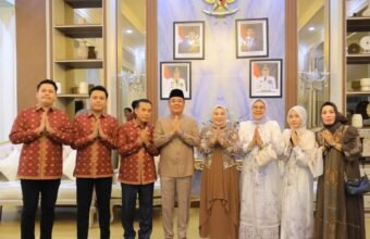 Cik Ujang Open House Idulfitri di Rumah Dinas Wagub, Masyarakat Antusias Bersilaturahmi